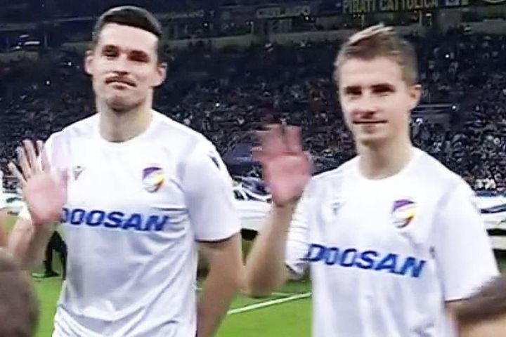 Cầu thủ Plzen vẫy tay chào Barca xuống Europa League
