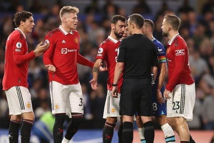 Man Utd tiếp tục bị FA trừng phạt