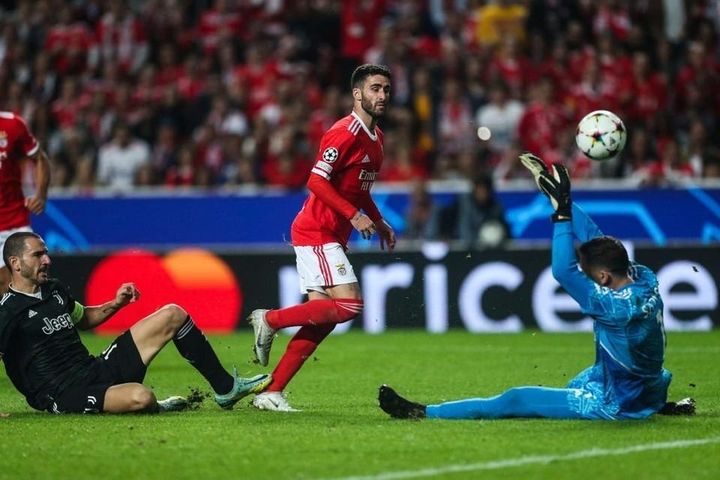 Tin nhanh bóng đá sáng 27/10: PGS muốn giữ chân Messi; U20 Việt Nam rơi bảng khó; MU không có Varane hết 2022