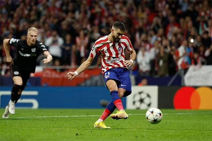 Đá hỏng phạt đền, 'tội đồ' Carrasco khiến Atletico bị loại cay đắng