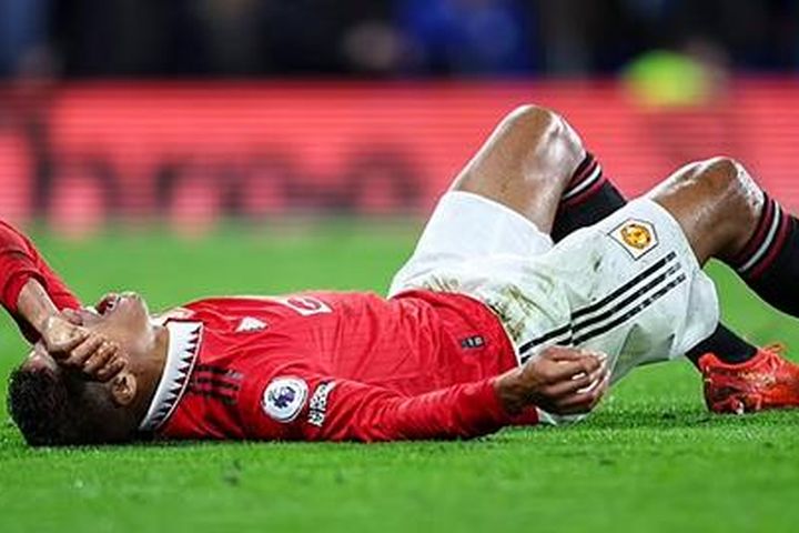 HLV Ten Hag xác nhận MU mất Varane dài hạn