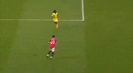 Kỹ năng đỡ bước một của sao trẻ Man United