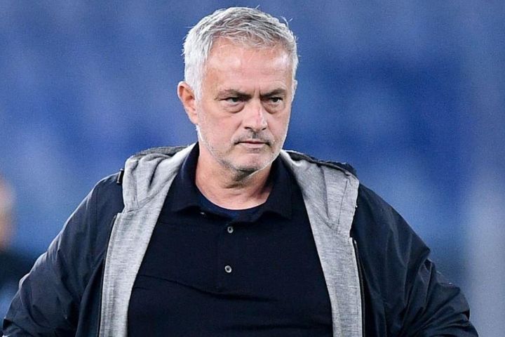 VAR giải cứu thầy trò Mourinho ở phút 82