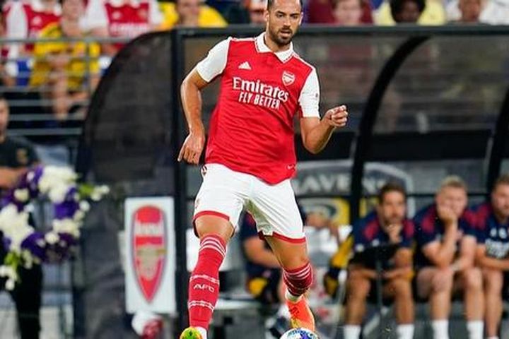 Cựu sao Arsenal bị đâm ở siêu thị, thành Milan kinh hoàng