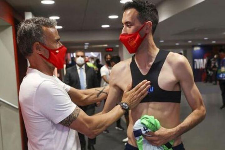 Xavi Simons: Ở Barca, họ không tập gym