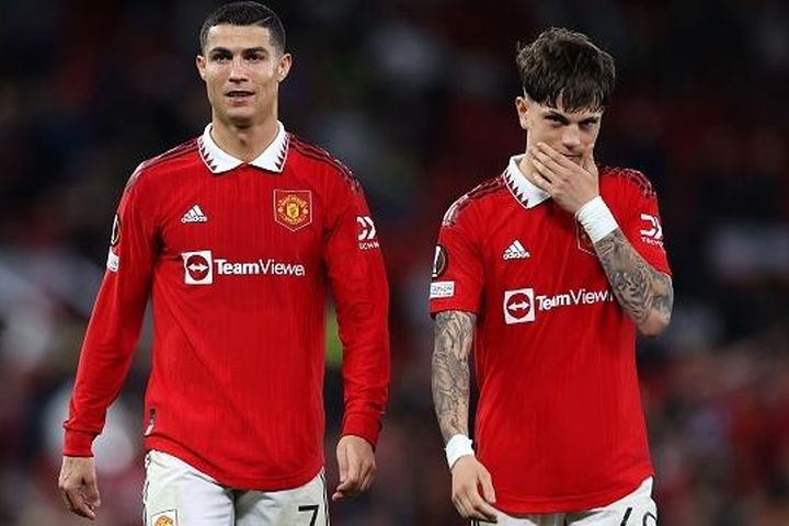Sao trẻ MU chạy vào sân để chúc mừng Ronaldo