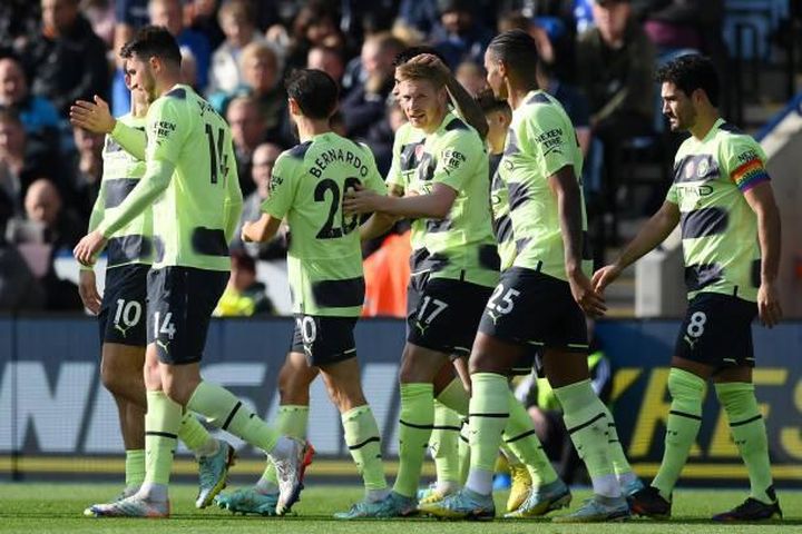 DeBruyne đóng vai người hùng, Man City tạm lên đỉnh bảng