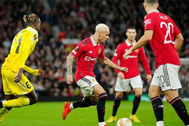 Antony 'bật' lại lời nhắc nhở của hai cựu danh thủ MU