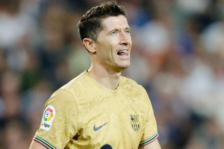 Lewandowski giúp Barca bằng điểm Real
