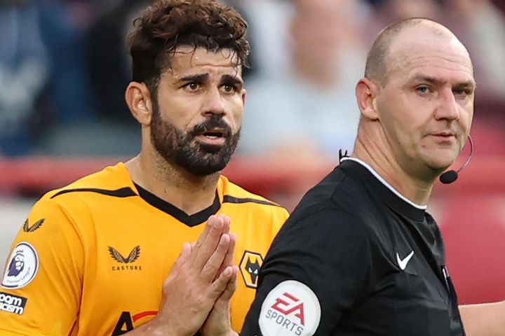Diego Costa bị đuổi khi húc đầu vào đối thủ