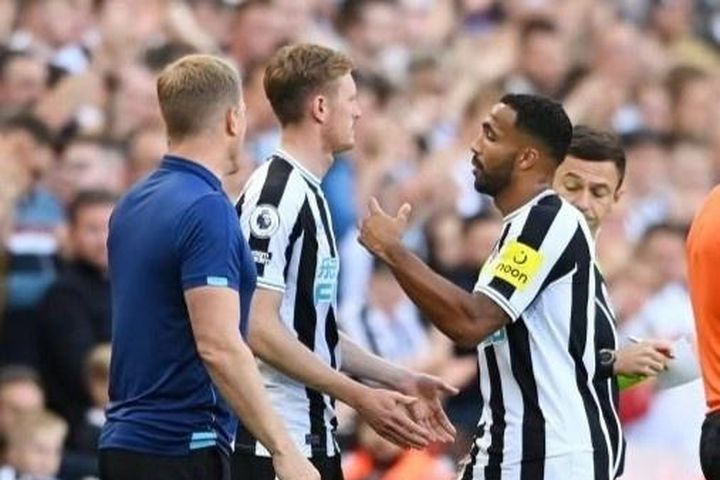 Lý do Newcastle được thay 6 người ở Premier League