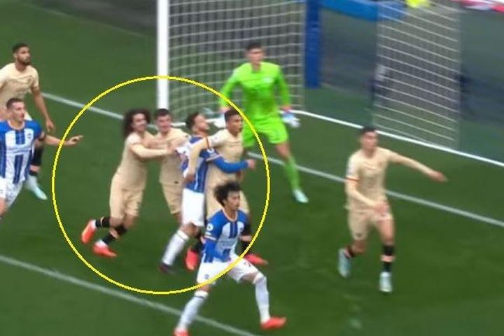 Pha phòng ngự hài hước của hậu vệ Chelsea