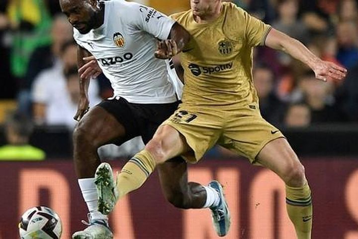 Lewandowski ghi bàn thắng vàng, Barcelona hạ Valencia phút bù giờ