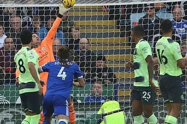 Man City lên đỉnh Premier League sau trận thắng Leicester City