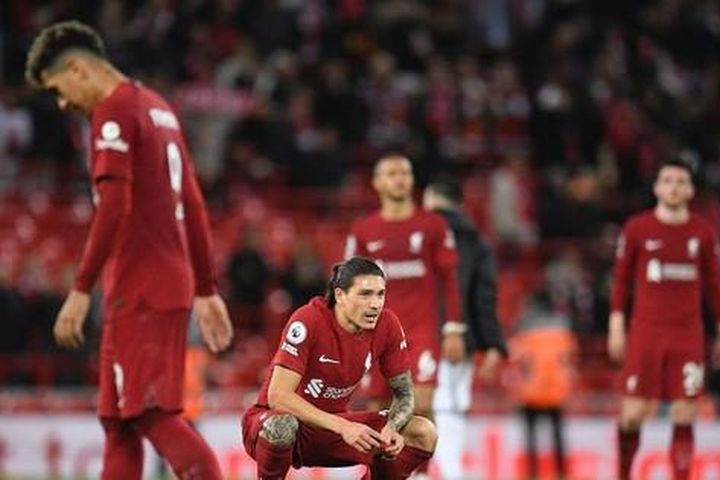 Thua đau đội áp chót, Liverpool đứt chuỗi 29 trận bất bại sân nhà