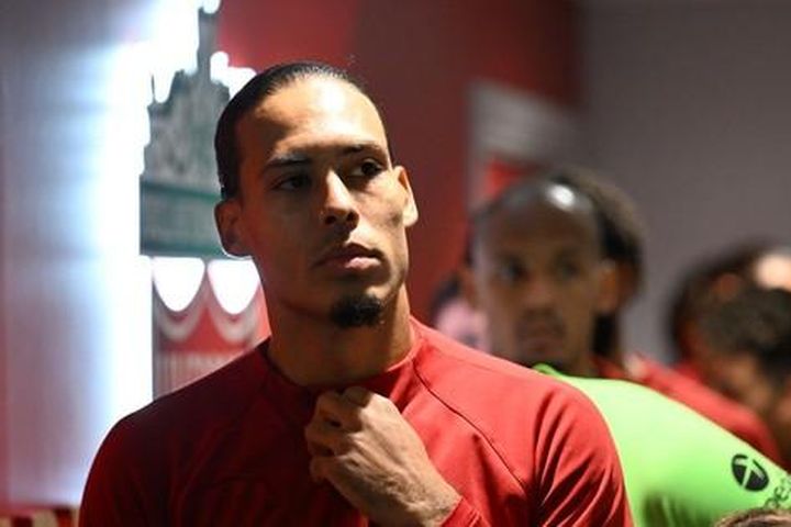 Van Dijk mất kỷ lục khó tin ở Liverpool