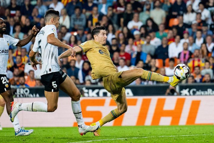 Barca lên đỉnh La Liga nhờ pha ghi bàn của Lewandowski ở phút 93