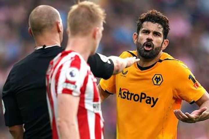Diego Costa nhận thẻ đỏ vì dùng 'thiết đầu công'