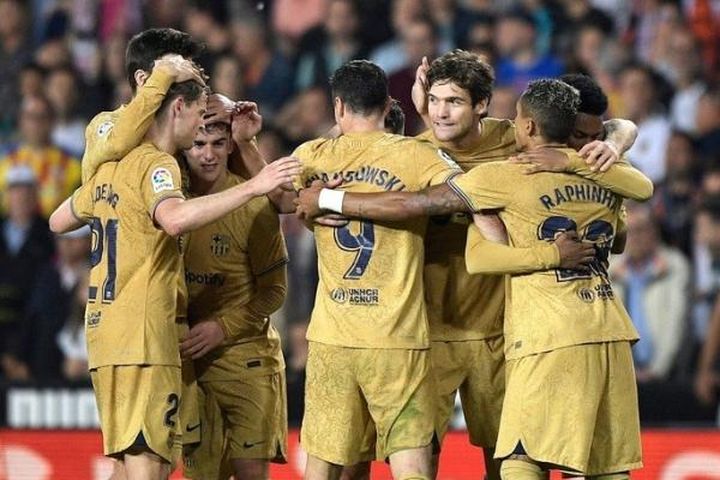 Valencia vs Barcelona (0-1): Lewandowski tỏa sáng, Barcelona nhọc nhằn giành ngôi đầu bảng