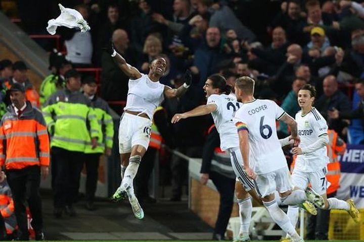 Leeds United tạo cơn địa chấn tại Anfield