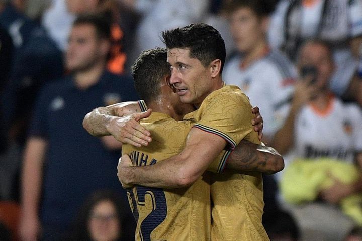 Lewandowski tỏa sáng, Barca nhọc nhằn thắng Valencia