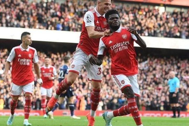 Premier League: Arsenal trở lại ngôi đầu bảng với 31 điểm