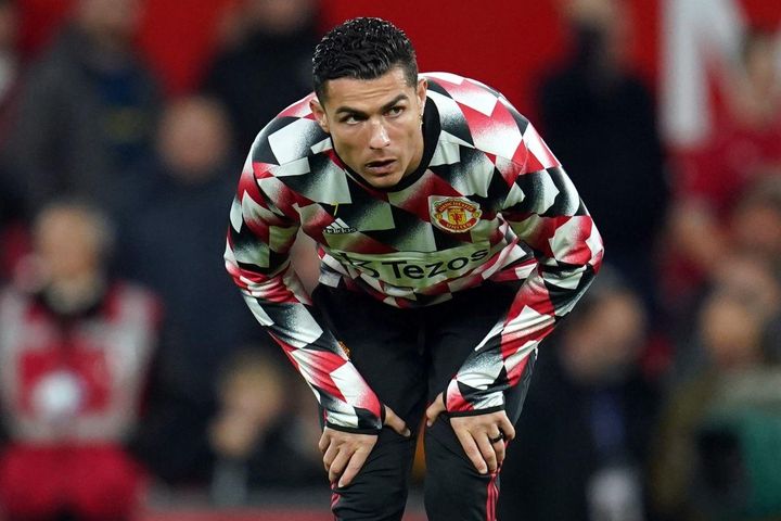 Ronaldo làm ngơ Neville