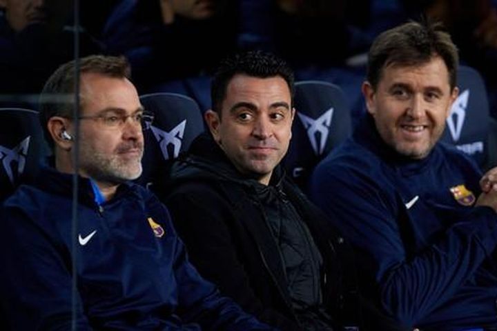 Ngỡ ngàng với ban huấn luyện 'cấp làng xã' của Xavi ở Barca