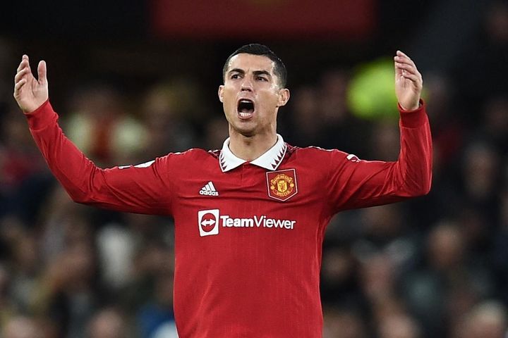 Neville mỉa mai Ronaldo sau khi bị làm ngơ