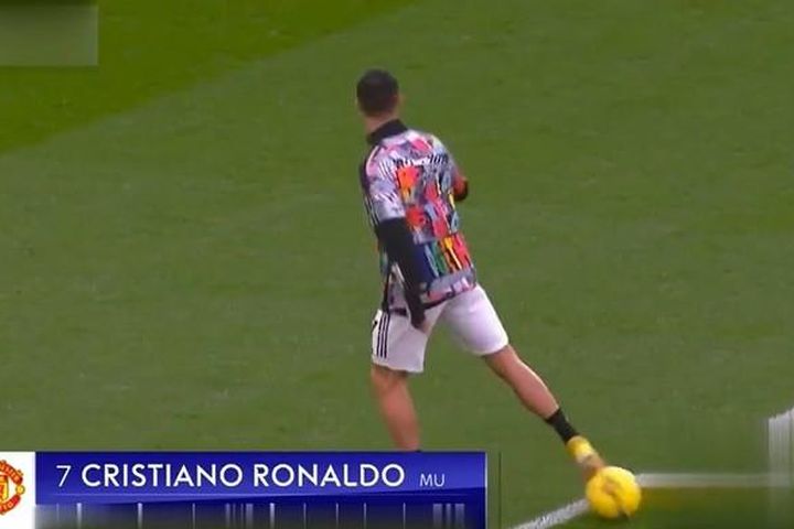 Ronaldo muối mặt vì bắt chước tuyệt kỹ xoay compa của Antony