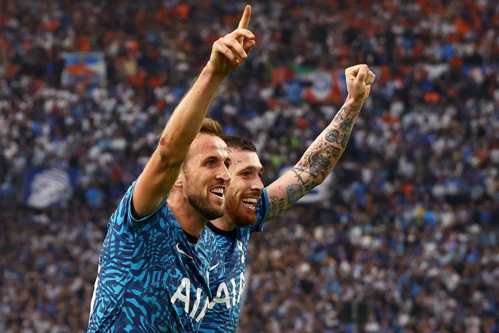 Tottenham vượt qua vòng bảng Champions League