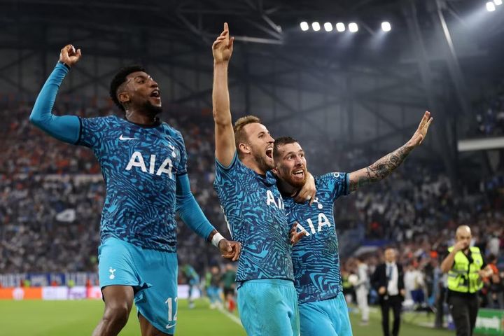 Champions League: Tottenham, Frankfurt ngược dòng vào vòng 1/8