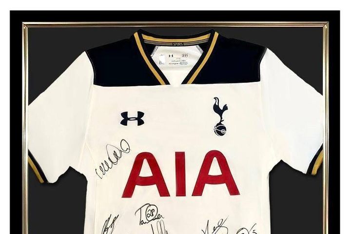 Áo đấu có chữ ký của các ngôi sao Tottenham được đấu giá, gây quỹ từ thiện tại Việt Nam