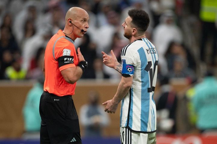 Trọng tài đáp trả những chỉ trích về bàn thắng của Messi