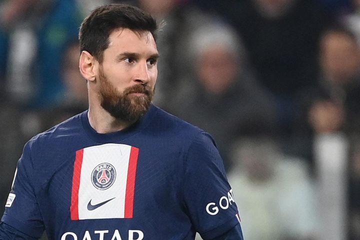 Gia hạn hợp đồng với PSG, Messi nhận mức lương cao khủng khiếp