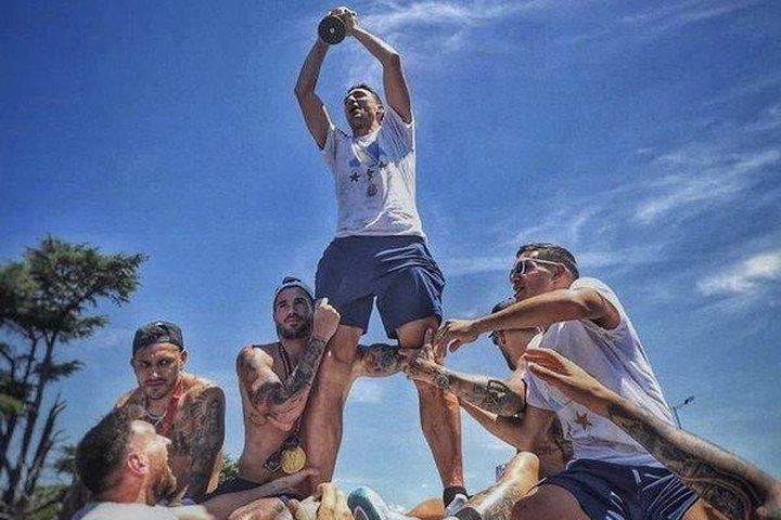 Bức ảnh Messi giữ chân Scaloni ăn mừng cúp vô địch 'gây bão'