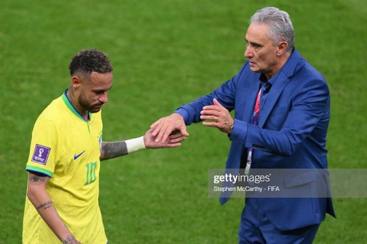 HLV Tite bị giật đồ giữa đường, bị tên cướp mắng vì Brazil thua World Cup
