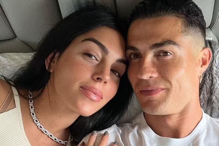 Ronaldo được bạn gái tặng xe sang
