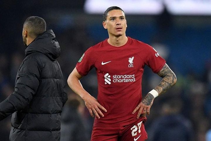 Huyền thoại Man.United giẫy nẩy khi bị so sánh với 'bom xịt' của Liverpool