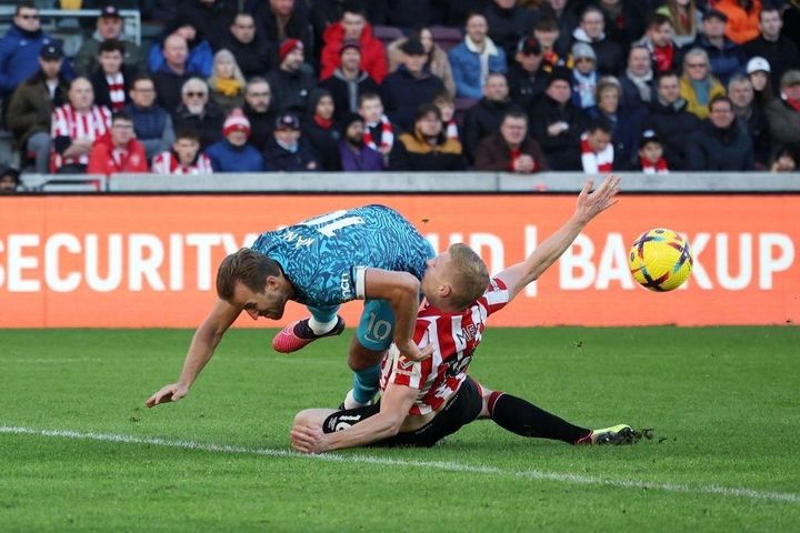 Tranh cãi quanh quả 11 m bị tước của Tottenham