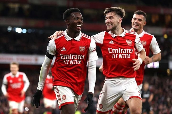 Arsenal chiêu đãi ông thầy huyền thoại Wenger bằng màn ngược dòng ngoạn mục