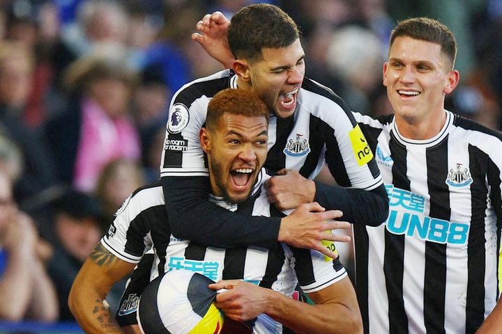 Newcastle thăng hoa cực đỉnh, vượt mặt Man City