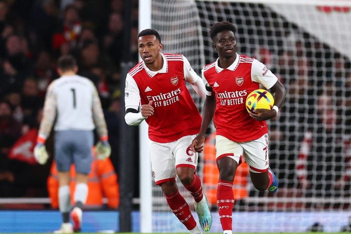Thắng ngược West Ham, Arsenal bỏ xa Man City 8 điểm