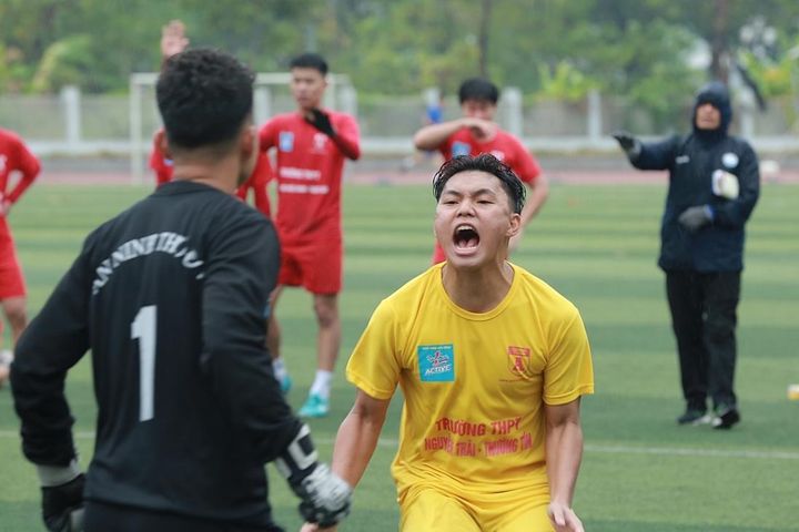 Loạt luân lưu dài kỷ lục đưa THPT Nguyễn Trãi vào bán kết