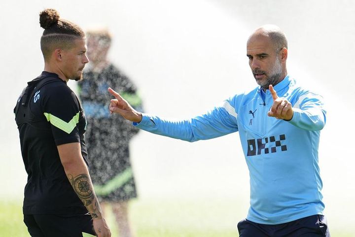 Lịch thi đấu khủng khiếp của Man City khiến Pep Guardiola than trời