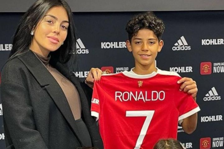 Con trai Ronaldo rời MU
