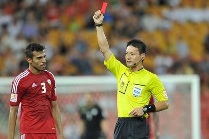 Những con số chứng tỏ trọng tài Ryuji Sato xứng danh vua thẻ và vua penalty