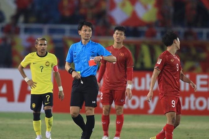 Trọng tài rút thẻ đỏ với Văn Toàn là ai?; Phòng của Messi tại World Cup biến thành bảo tàng