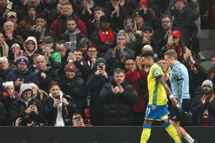 Tin mới nhất bóng đá trưa 28/12: Lingard ấm lòng với hành động của fan MU