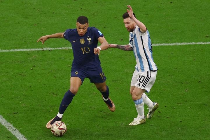 HLV Christophe Galtier tiết lộ mối quan hệ của Mbappe với Messi
